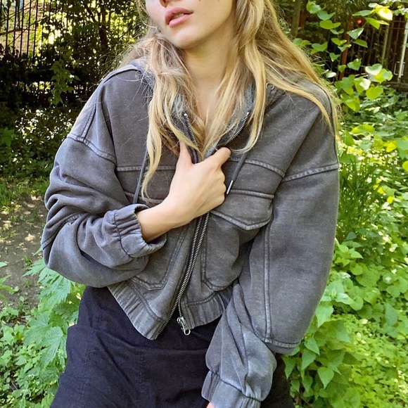 UO CROPPED YOGI HOODIE - Picture 2 of 8